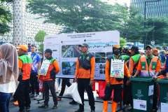 Petugas kebersihan mengajak masyarakat menjaga kebersihan dan memilah sampah selama kegiatan berlangsung.