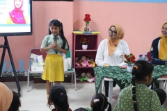 Ketua DWP DKI Jakarta, Ibu Lisniawati Uus Kuswanto, Sedang mendengarkan  anak - anak menceritakan tentang pekerjaan ayah mereka.