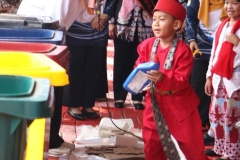 Ketua DWP Provinsi DKI Jakarta, Lisniawati Uus Kuswanto, Sedang Melihat Anak - Anak sedang belajar memilah sampah.