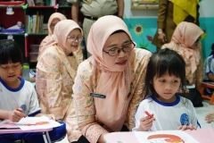 Ketua DWP DKI Jakarta, Lisniawati Uus Kuswanto, Sedang Melihat Anak - Anak Melukis.