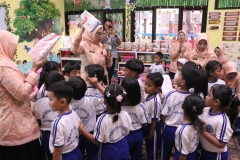 DWP DKI JAKARTA Memberikan Hadiah Kepada Anak - Anak TKMeruya Utara 01 Jakarta Barat.
