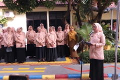 Ketua DWP DKI JAKARTA, Lisniawati Uus Kuswanto memberi sambutan di TK Meruya Utara 01 Jakarta Barat.
