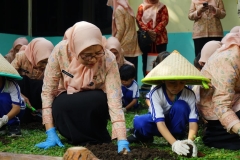 Ketua DWP DKI Jakarta, Lisniawati Uus Kuswanto, Sedang Menanam Bersama Anak - Anak TK Meruya Utara 01 Jakarta Barat.
