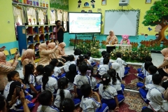 Ketua DWP DKI Jakarta, Lisniawati Uus Kuswanto Sedang Mengajar Anak - Anak TK Meruya Utara 01 Jakarta Barat.
