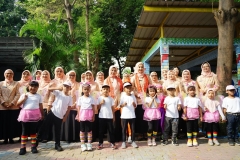Kebersamaan penuh semangat dan keceriaan terpancar dalam kegiatan bersama anak-anak yang menampilkan kreativitas dan bakat mereka.
