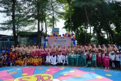 DWP Dki Jakarta Foto Bersama Anak Paud Serta Mahasiswa.