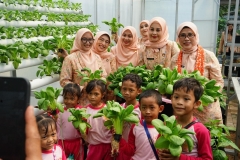 Kegiatan edukasi pertanian urban berlangsung penuh antusias dengan melibatkan anak-anak dalam proses panen sayuran hidroponik.