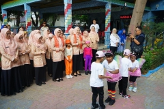 Suasana penuh kehangatan dan kebersamaan saat  menghadiri kegiatan bersama anak-anak yang menampilkan pertunjukan kreatif dan ceria. Momen ini menjadi bentuk dukungan terhadap pengembangan bakat serta pendidikan karakter anak sejak dini.