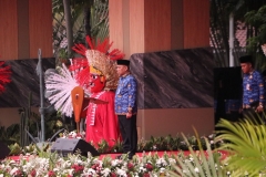 Memberi Sambutan Pada Saat Upacara.