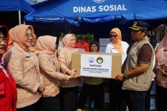 DWP DKI Jakarta Menyerahkan Bantuan kepada warga yang terdampak kebakaran.