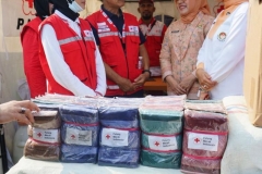 Ketua DWP DKI Jakarta, Ibu Lisniawati Uus Uswanto bersama relawan Palang Merah Indonesia (PMI), meninjau stand pelayanan kemanusiaan serta melihat berbagai paket bantuan yang disiapkan sebagai bentuk dukungan terhadap kegiatan sosial dan peningkatan kesejahteraan masyarakat. 