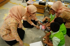 Ibu - Ibu DWP DKI Jakarta Sedang Membuat Kerajinan Tangan Kepada Anak -Anak.
