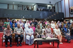 Foto bersama Gubernur DKI Jakarta, Sekda Provinsi DKI Jakarta, Wakil Ketua DPRD DKI Jakarta, Penasihat DWP DKI Jakarta dan Ketua DWP DKI Jakarta dalam rangka peringatan Hari Kartini 2026.
