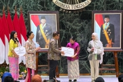 Gubernur DKI Jakarta Pramono Anung secara simbolis menyerahkan bantuan usaha untuk perempuan penyintas kekerasan.