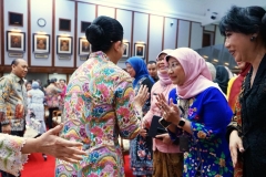 Penasihat DWP DKI Jakarta Endang Nugrahani Pramono bersalaman dengan Kepala Dinas PPAPP Provinsi DKI Jakarta, Dwi Oktavia