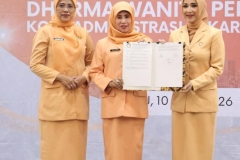 Foto Bersama setelah menandatangani Serah Terima Jabatan.