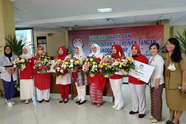 Pelatihan dan Lomba Merangkai Bunga