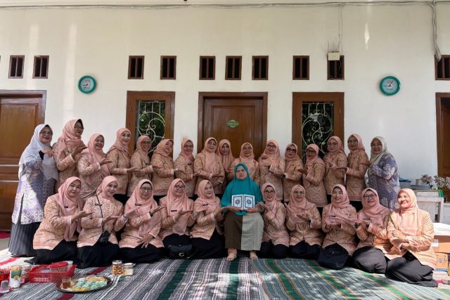 DWP DKI Jakarta Salurkan Waqaf Al-Qur an ke Pesantren Mamah Dedeh di Ciseeng